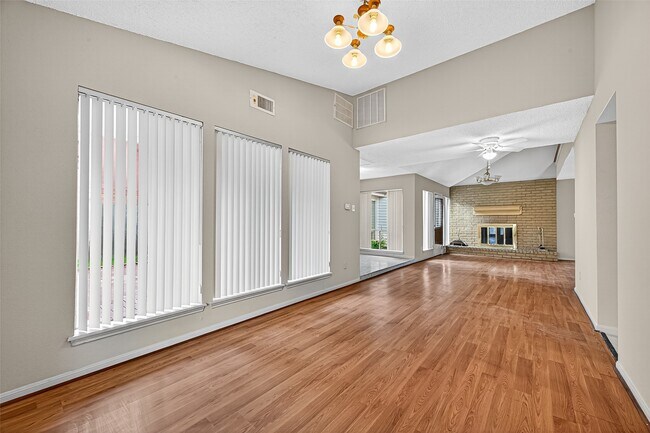 Building Photo - 2042 Hilton Head Dr