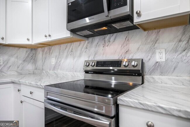 Building Photo - 1930 Northbrook Ave