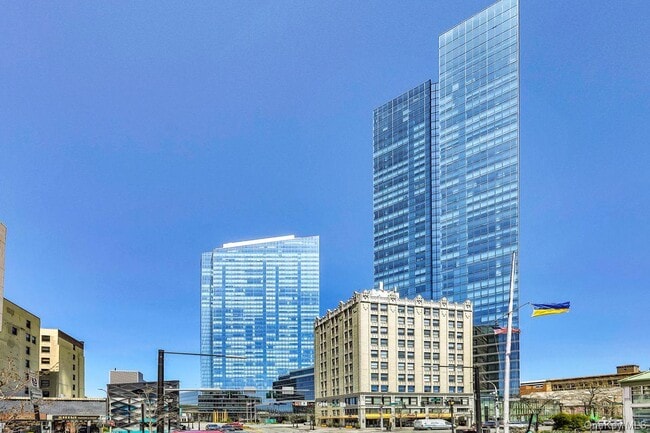 Building Photo - 1 Renaissance Square