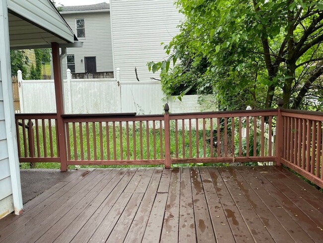 Building Photo - Cozy 1 Bedroom / 2 Bathroom Home in Braddock