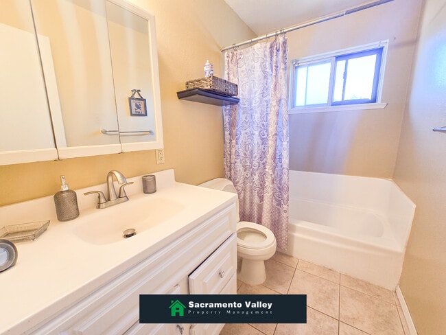 Building Photo - 8765 Crucero Dr
