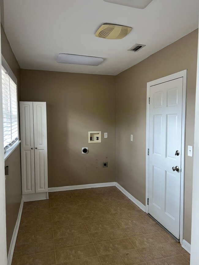 Building Photo - 101 Willow Dr