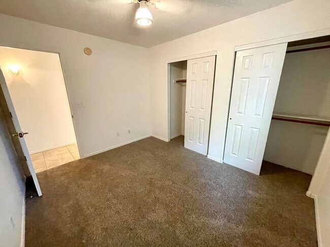 Building Photo - Cute 3 Bedroom Home in Center of Kingman- Available Now!