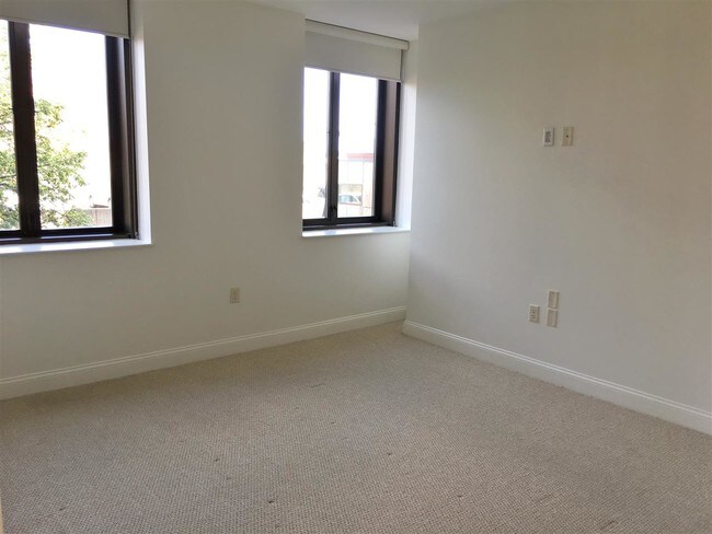 Building Photo - 875 Elm St