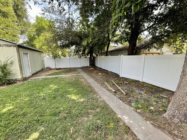 Building Photo - 647 Bryan Ave