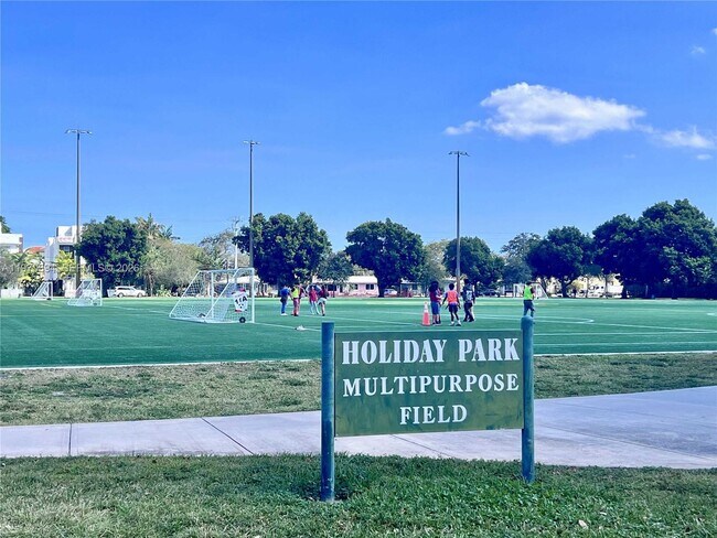 Building Photo - 621 NE 8th Ave