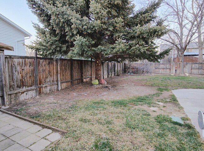 Building Photo - Updated 4 Bd 3 Ba Home in Sandy