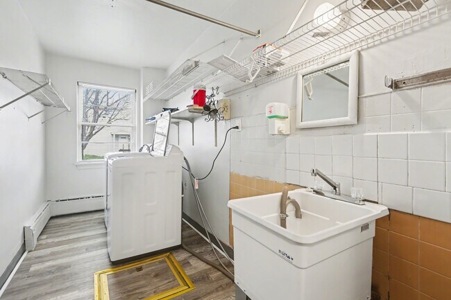 Building Photo - 2327 Chestnut St