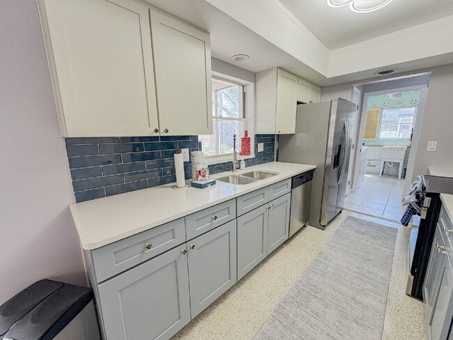 Building Photo - Beach Island Home! Manasota Key! Beach access across the street.