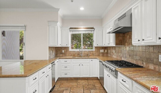 Building Photo - 10616 Kinnard Ave
