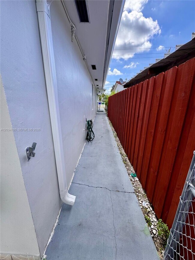 Building Photo - 1158 NW 34th Ave