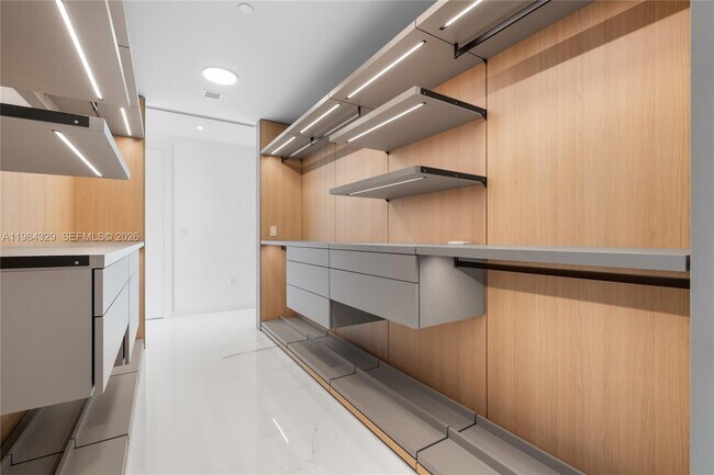 Building Photo - 300 Biscayne Blvd Way