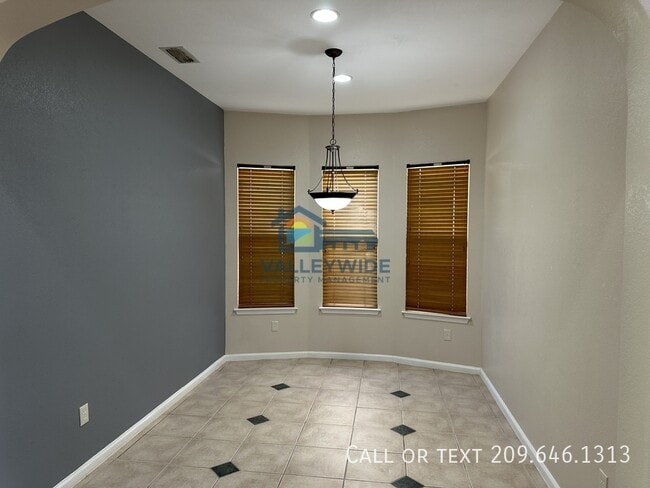 Building Photo - 2555 Crestmore Cir