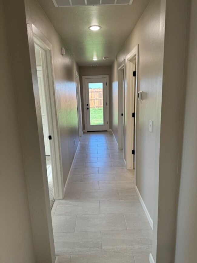 Building Photo - Brand New Duplex For Lease! 650 Juniper!