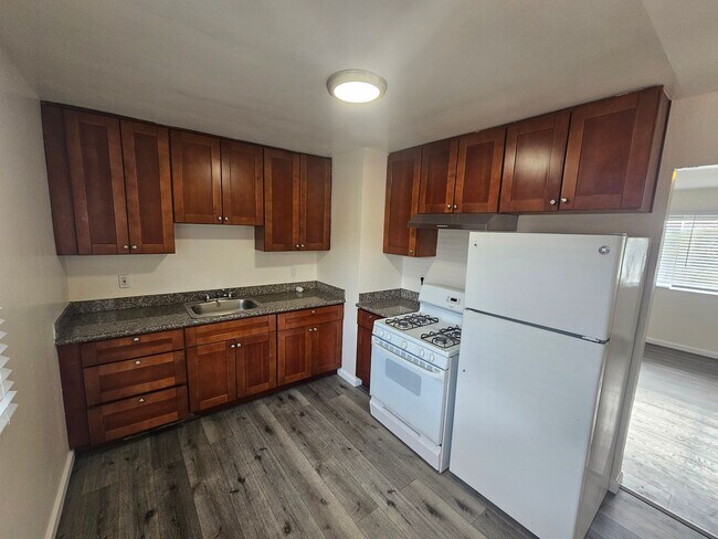 Building Photo - Move-In Ready: Secure 3BR Oakland Apartment with Paid Utilities