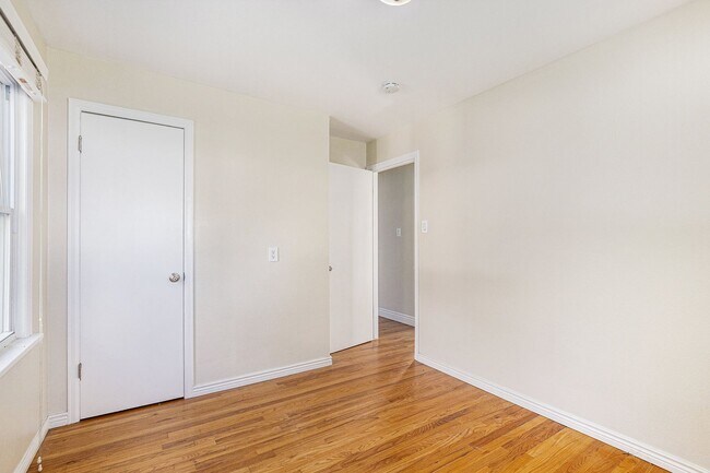 Building Photo - Spacious 2 bedroom with large den in the h...
