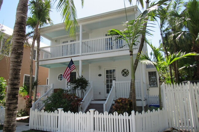 Primary Photo - Fully Furnished 2 Bed 1.5 bath Home in the...