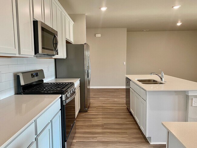 Building Photo - 4 Bed 2 Bath, w/Office in Deer Creek Schools