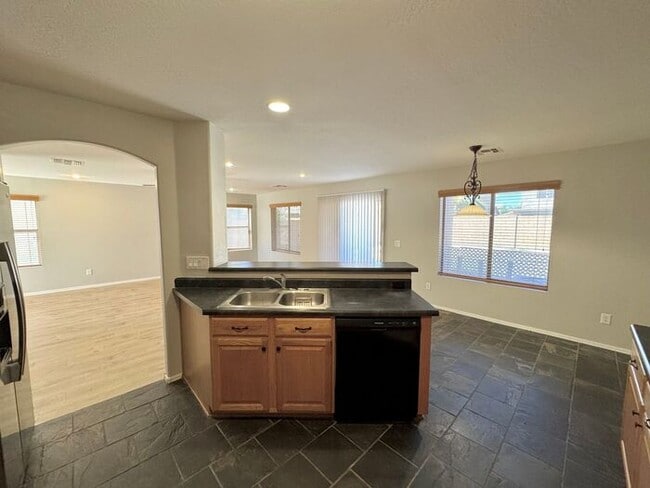 Building Photo - 1056 E Lakeview Dr
