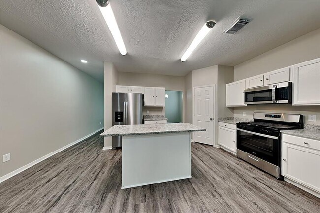 Building Photo - 9911 Goldenglade Dr