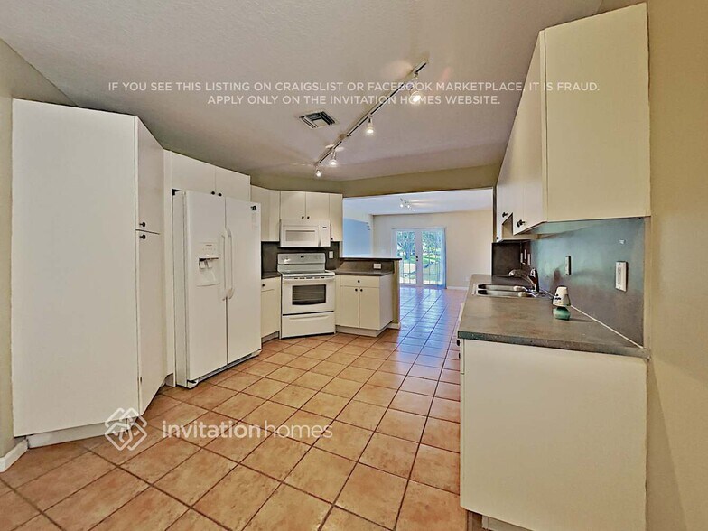 Building Photo - 9820 Fairway Cove Ln