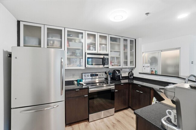 Building Photo - Uptown Living • Prime Location • City Views