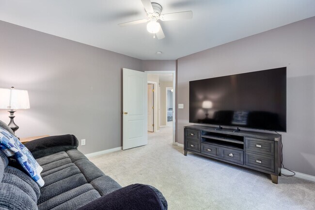 Building Photo - Short term rental available