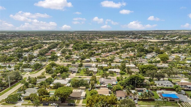 Building Photo - 9530 Jamaica Dr