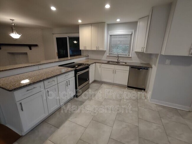 Building Photo - 6414 Elmwood Cir