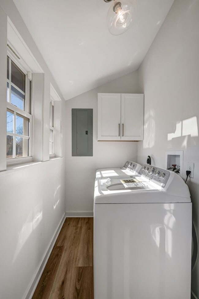 Building Photo - Charming Bungalow with 1 Bedroom Plus Office, Fenced Yard and Pet Friendly in East Nashville