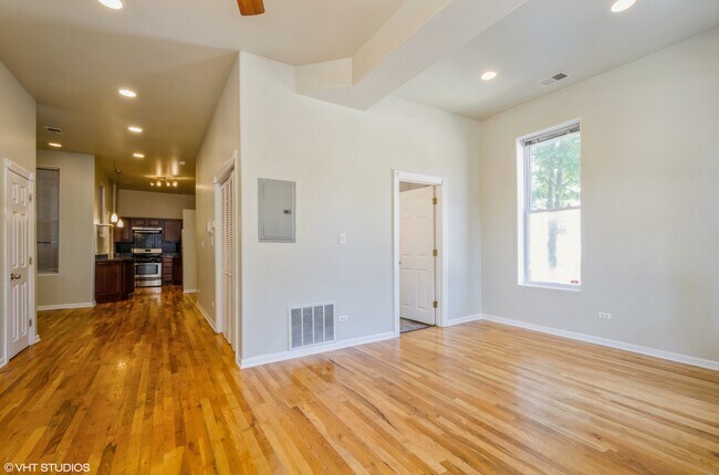Building Photo - 1134 W Barry Ave