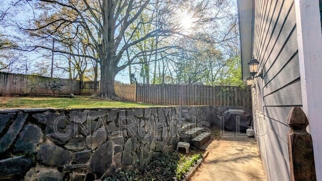 Building Photo - 1411 May Ave SE