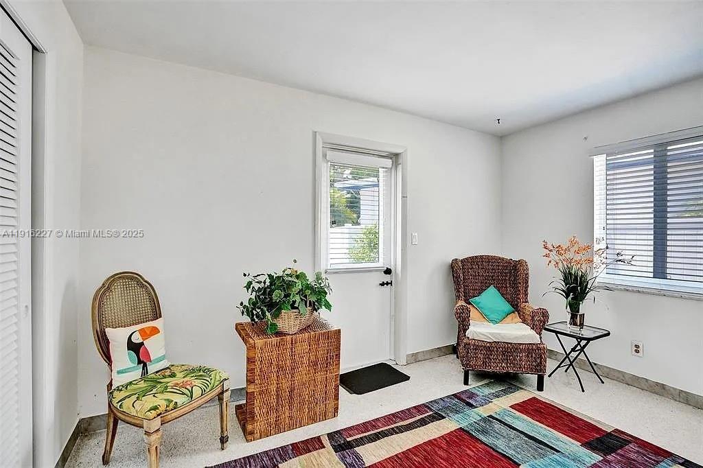 Building Photo - 2761 NE 12th St