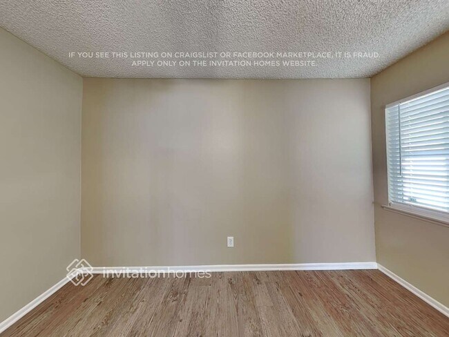 Building Photo - 5405 N Acacia Ave