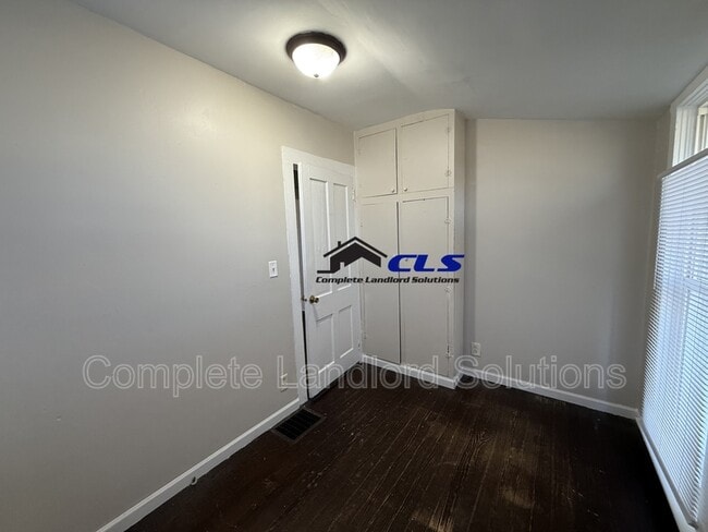 Building Photo - 932 8th Ave