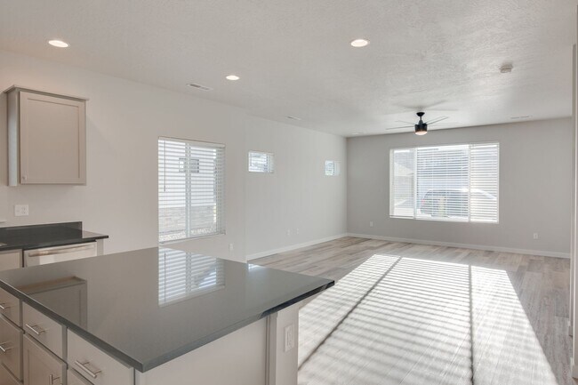 Building Photo - Modern Townhome ready for you today!