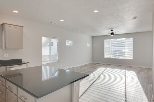Building Photo - This  3 bedroom, 2.5 bathroom modern townhouse is ready for you!