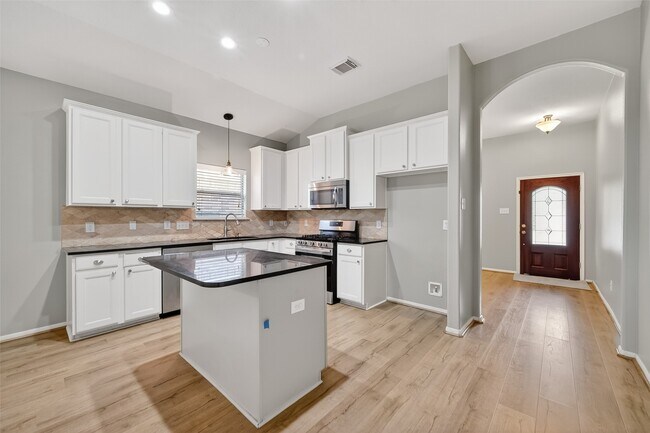 Building Photo - 6431 Applewood Forest Dr