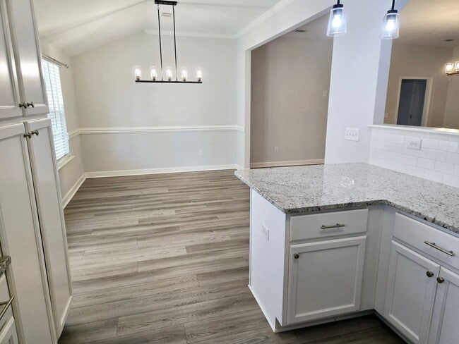 Building Photo - 725 Goodale Dr