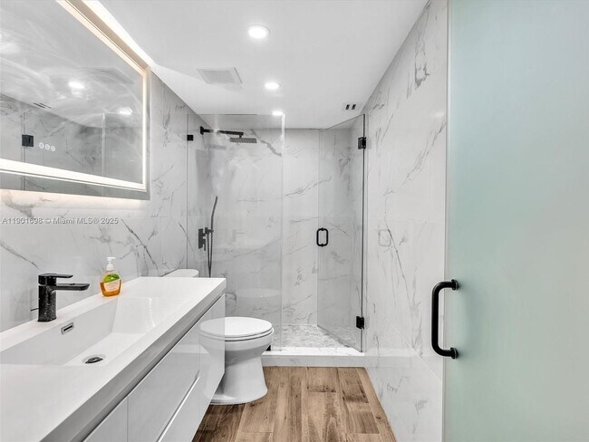 Building Photo - 10000 W Bay Harbor Dr