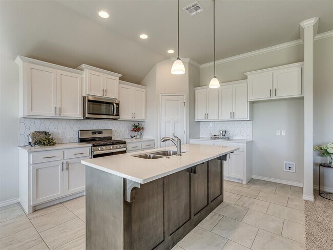 Building Photo - 631 Hackberry Ln