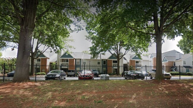 Building Photo - 2300 Village Lake Dr