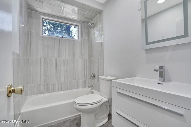 Building Photo - 17 Roslyn Dr