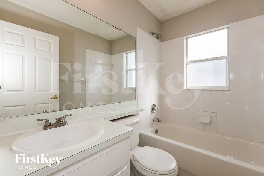 Building Photo - 1237 E Grove Ave