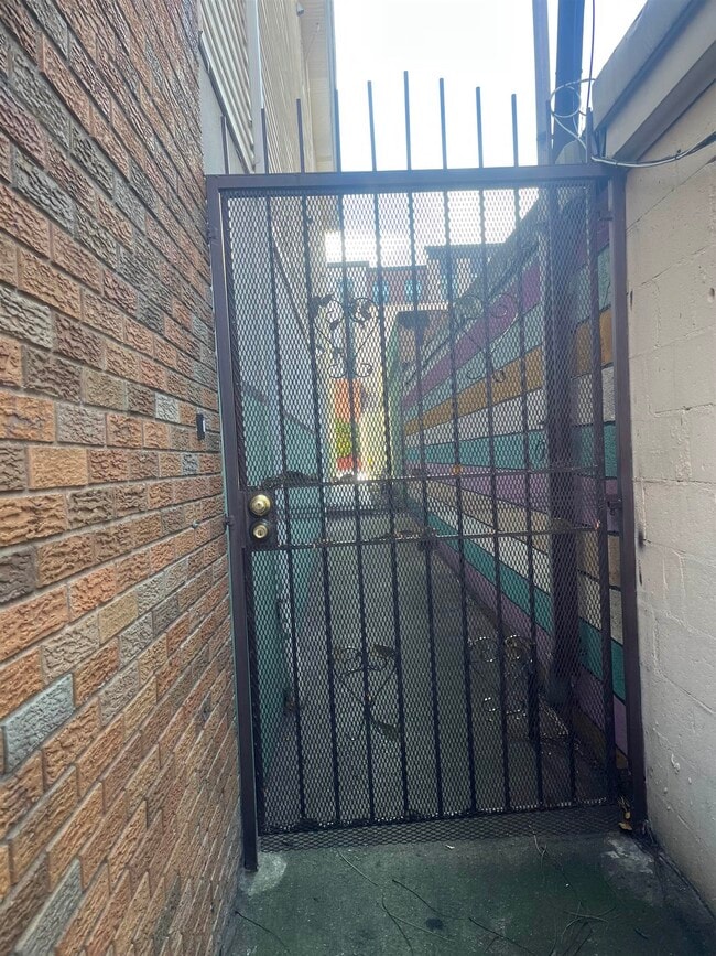 Building Photo - 653 39th St