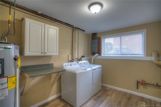 Building Photo - 528 Shennecossett Rd