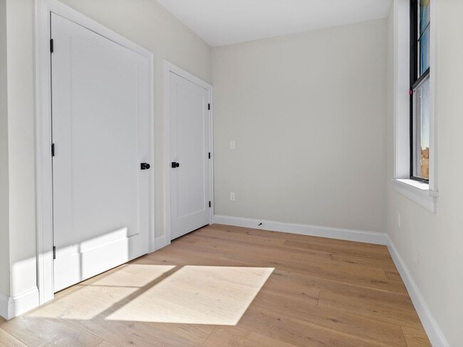Building Photo - 4 Bed / 2 Bath in South Boston | In-Unit Laundry | 9/1