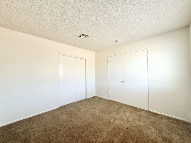 Building Photo - AVAILABLE NOW!! 3 Bedroom 2 Bathroom Upper Level Unit in Cathedral City!