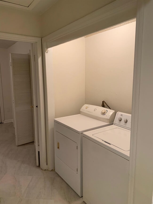 Building Photo - 2299 Sandpiper St