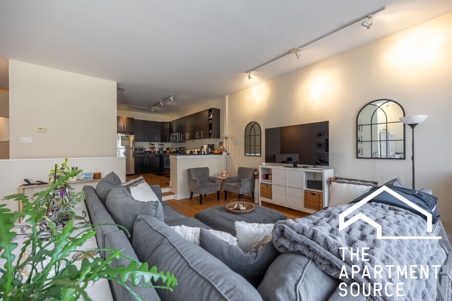 Primary Photo - 2518 N Willetts Ct